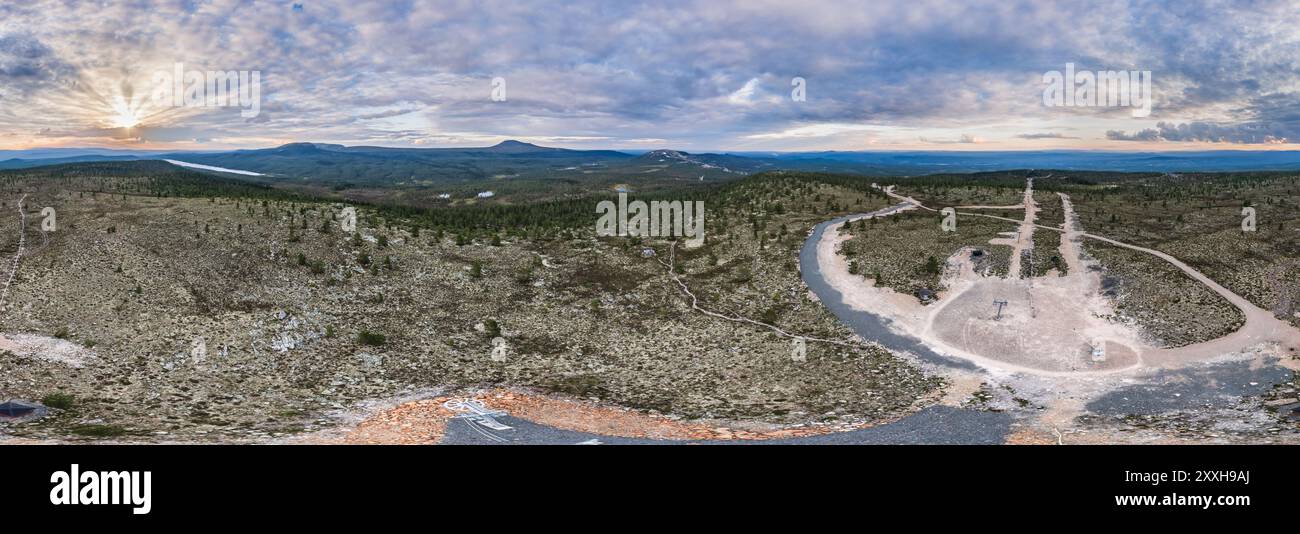 Vista panoramica tramonti dorati sulle montagne in una località sciistica di Idre, Dalarna, Svezia, che mostra la bellezza della natura nel paesaggio estivo Foto Stock