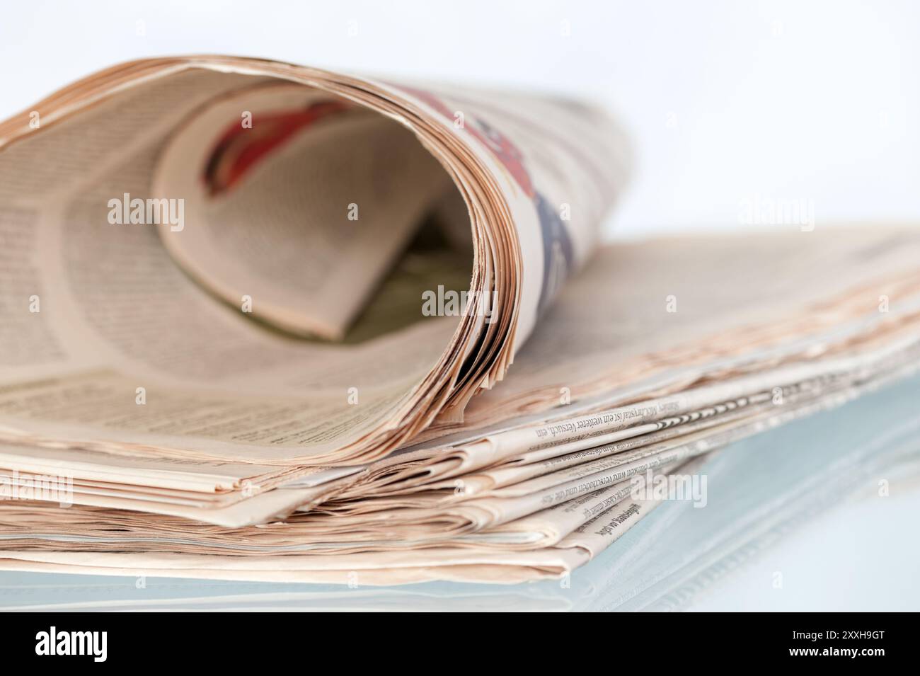 Una pila di vecchi giornali gialli Foto Stock