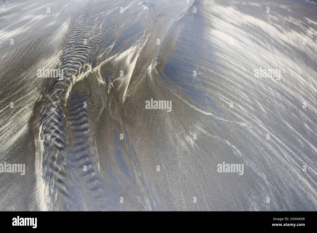 Acqua corrente su una spiaggia sabbiosa, Moskenesoya, Lofoten, Nordland, Norvegia, marzo 2015, Europa Foto Stock