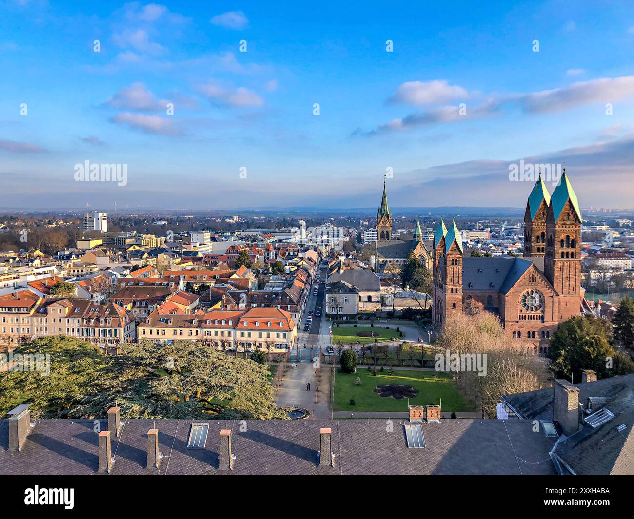 Vista panoramica dello skyline di Bad Homburg con Francoforte sullo sfondo Foto Stock