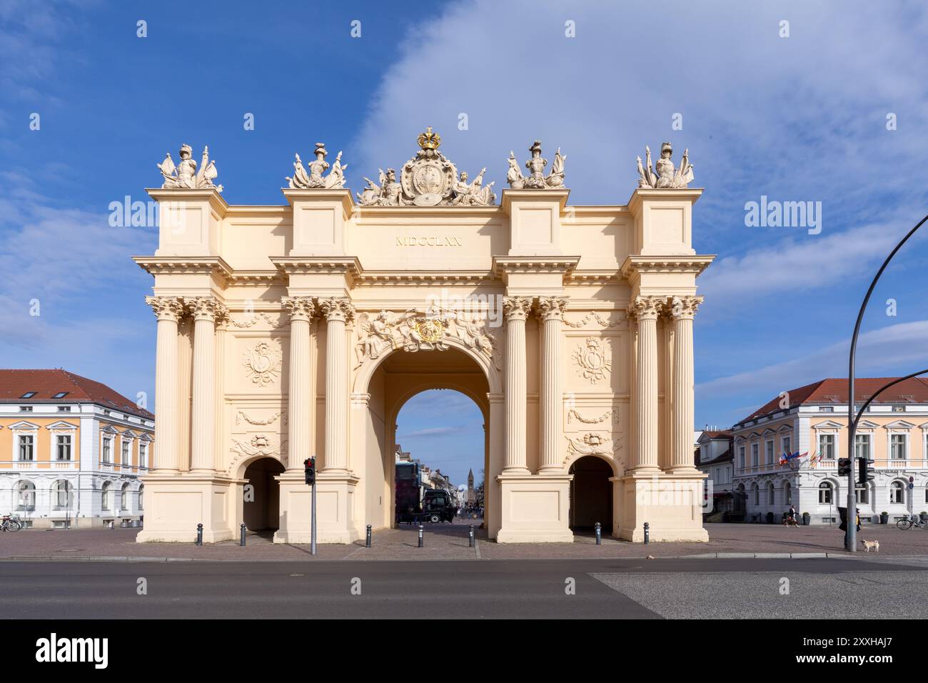 La porta di Brandeburgo - tedesco: Brandenburger Tor sulla Luisenplatz a Potsdam fu costruita nel 1770–71 da Carl von Gontard e Georg Christian Unger Foto Stock