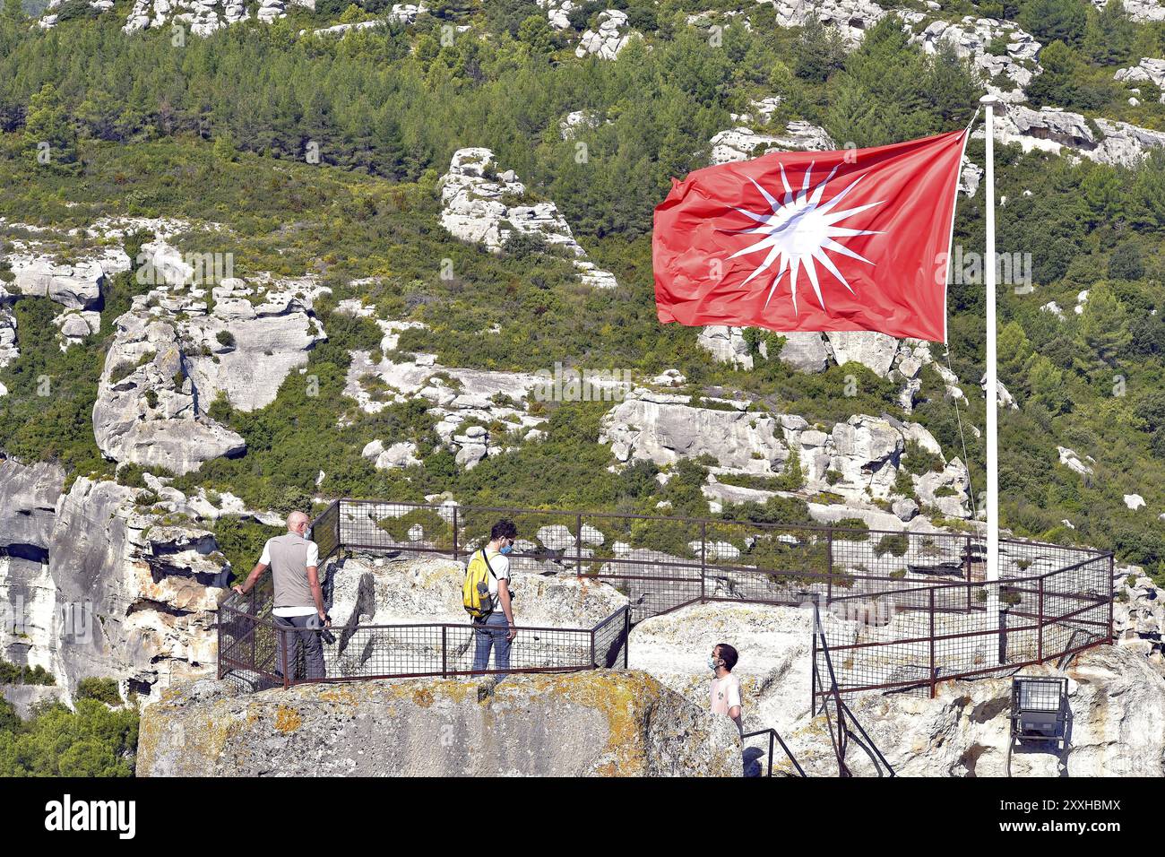 La bandiera sulla montagna in rovina, sullo sfondo les Alpilles Foto Stock