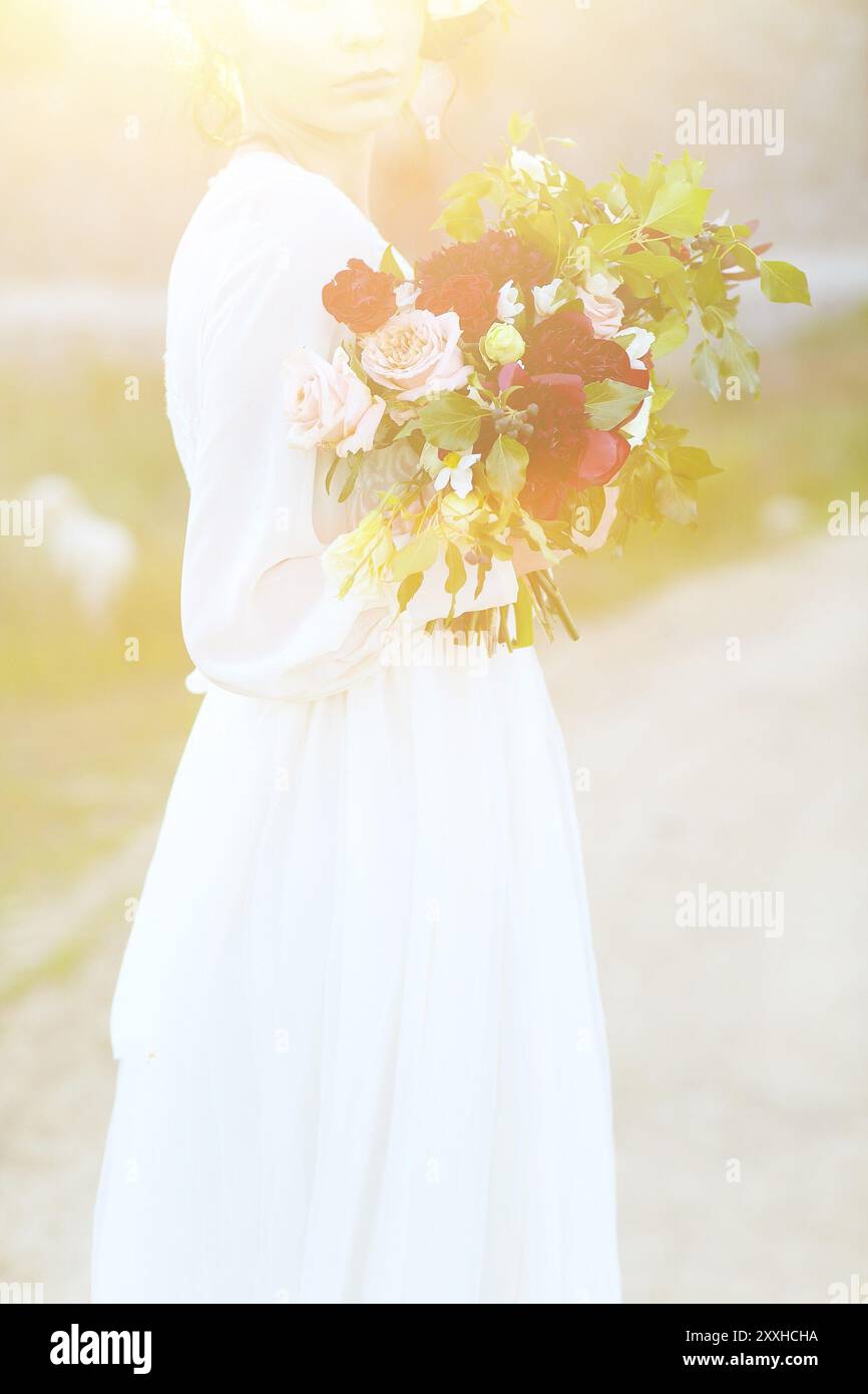 Giovane e bella sposa con bouquet di nozze. Close up Foto Stock