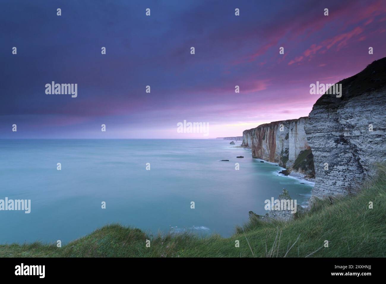 Il suggestivo incendio sorge sulle scogliere dell'oceano, Etretat, Francia, Europa Foto Stock