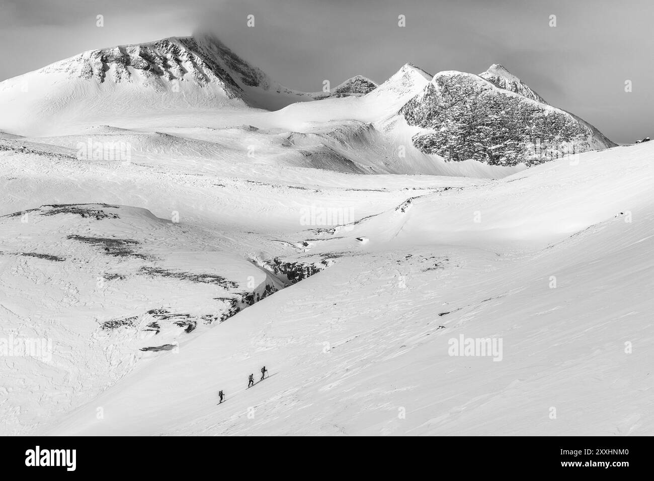 Tre sciatori nella valle di Stuor Reaiddavaggi, Kebnekaisefjaell, Norrbotten, Lapponia, Svezia, marzo 2013, Europa Foto Stock