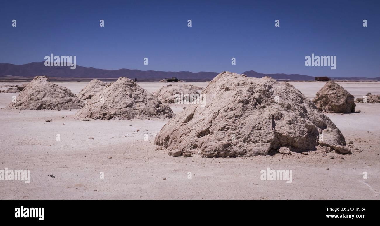 Colline di sale estratto nel lago salato Salar de Uyuni, Bolivia, Sud America Foto Stock