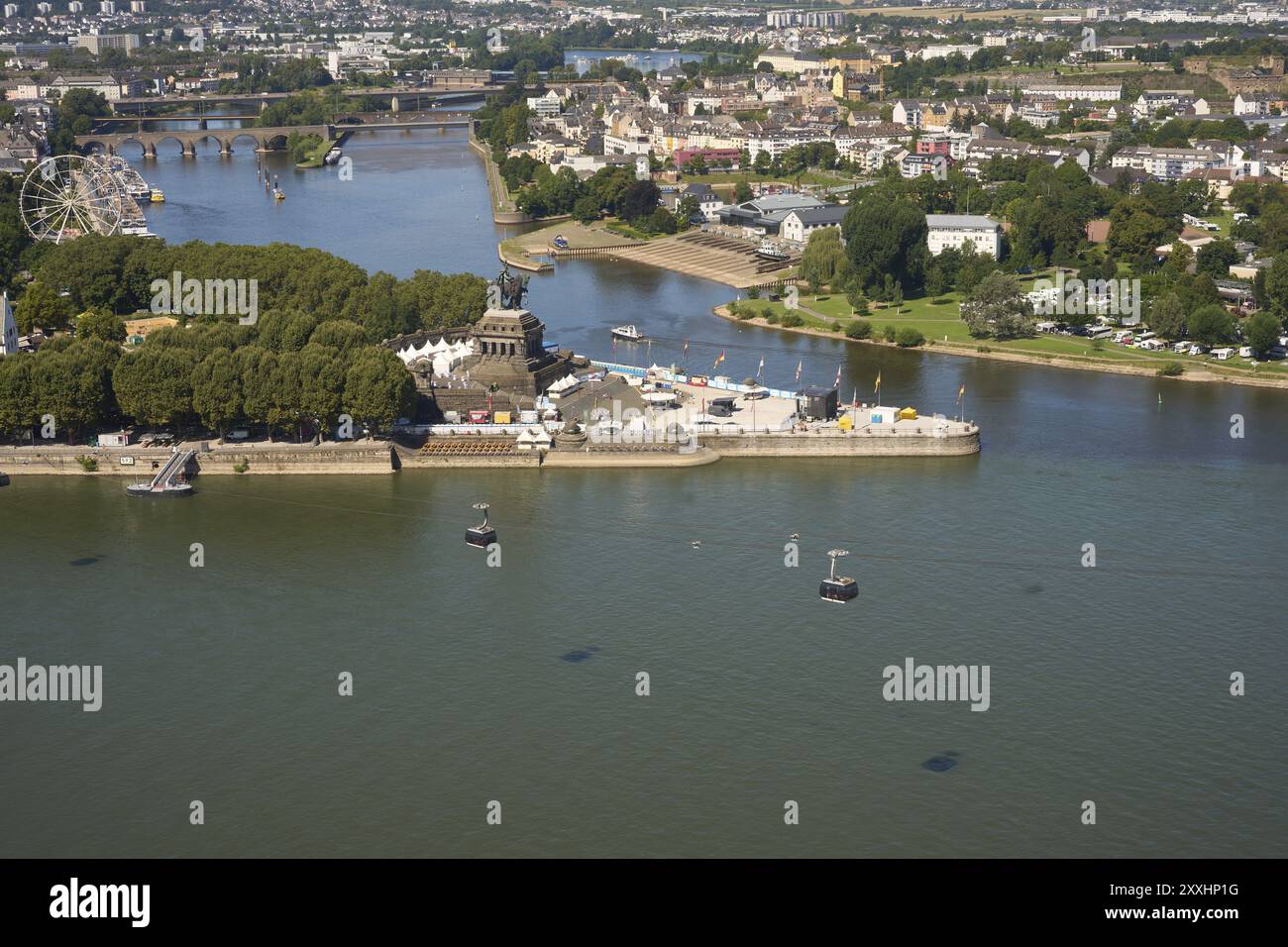 Il sito dell'evento Rhine in Flames intorno al Deutsches Eck a Coblenza. Lo spettacolo di fuochi d'artificio Rhine in Flames si svolge ogni anno da maggio a settembre Foto Stock