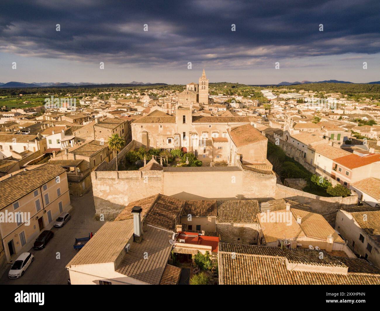 Iglesia parroquial gotica de Santa Maria de Sineu y Palacio de los Reyes de Mallorca, siglo XIV, Sineu, Mancomunidad del Pla, Maiorca, isole baleari Foto Stock