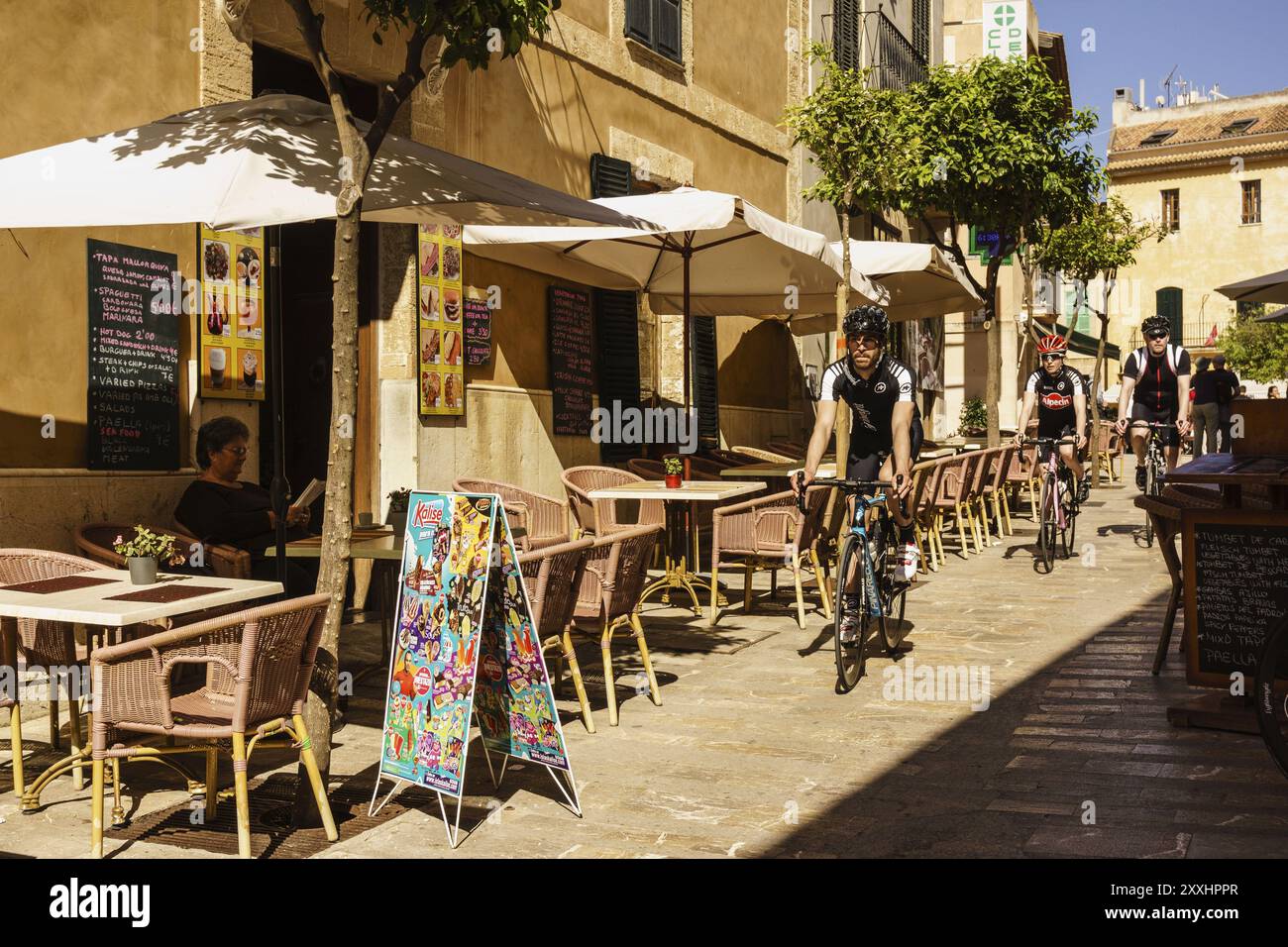 Cafeterias de la plaza Constitucio, Alcudia, Mallorca, islas baleares, Spagna, Europa Foto Stock