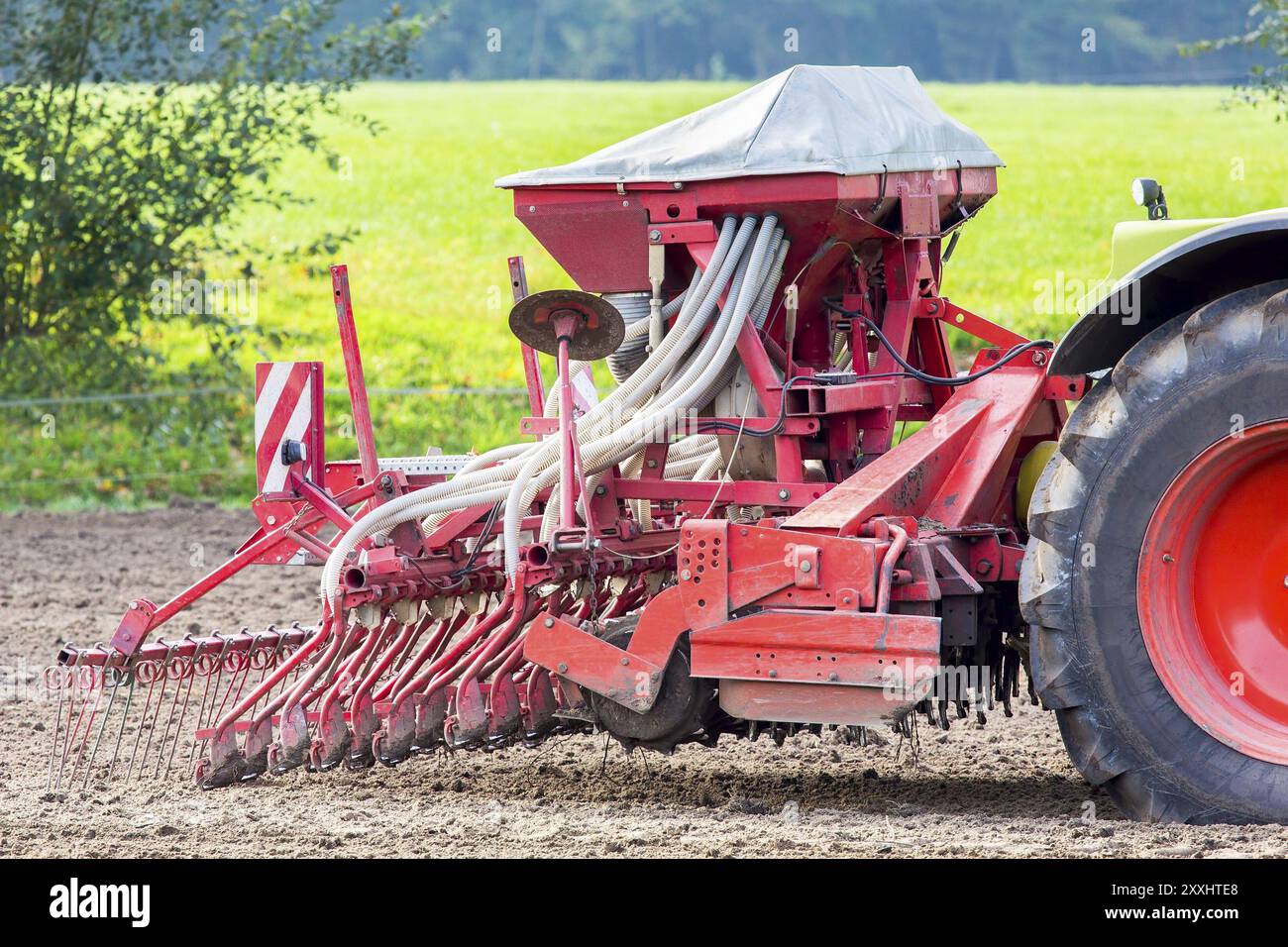 Trattore olandese con macchina agricola lavorando su terra Foto Stock