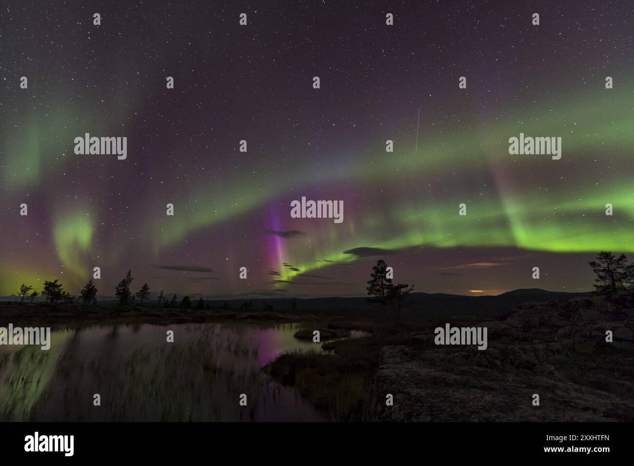 Aurora boreale (Aurora boreale) riflessa in un lago di montagna, Gaellivare, Norrbotten, Lapponia, Svezia, ottobre 2013, Europa Foto Stock