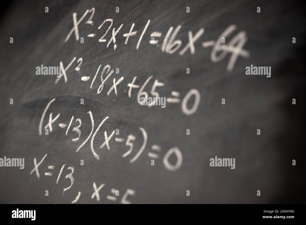 Formula matematica dell'algebra scritta sulla lavagna Foto Stock