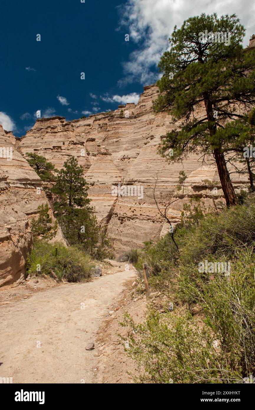 All'ingresso del canyon slot, Kasha-Katuwe Tent Rocks National Monument, Cochiti Pueblo, New Mexico Foto Stock