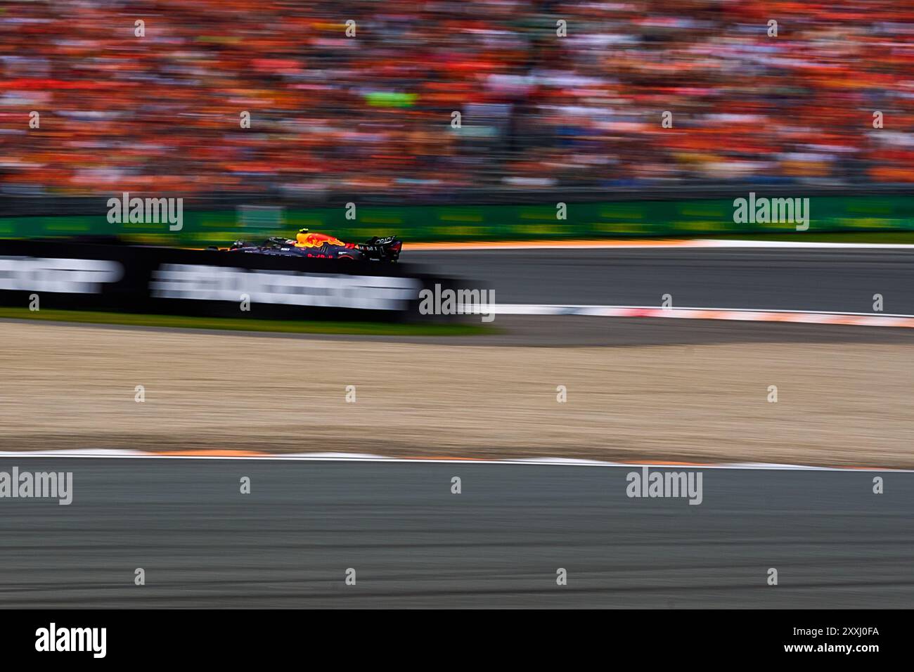 Zandvoort, Paesi Bassi. 24 agosto 2024. Sergio Perez, pilota messicano della Red Bull, gareggia durante la sessione di qualificazione al Gran Premio d'Olanda di Formula 1 sul circuito di Zandvoort, nei Paesi Bassi, 24 agosto 2024. Crediti: Meng Dingbo/Xinhua/Alamy Live News Foto Stock