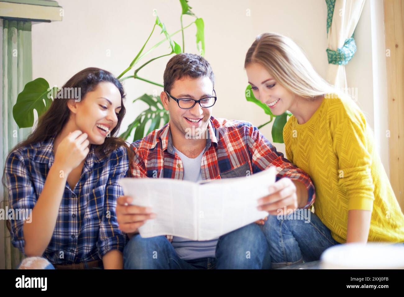 La gente di affari con la rivista. Scambio di idee nuove e di brainstorming tra colleghi Foto Stock