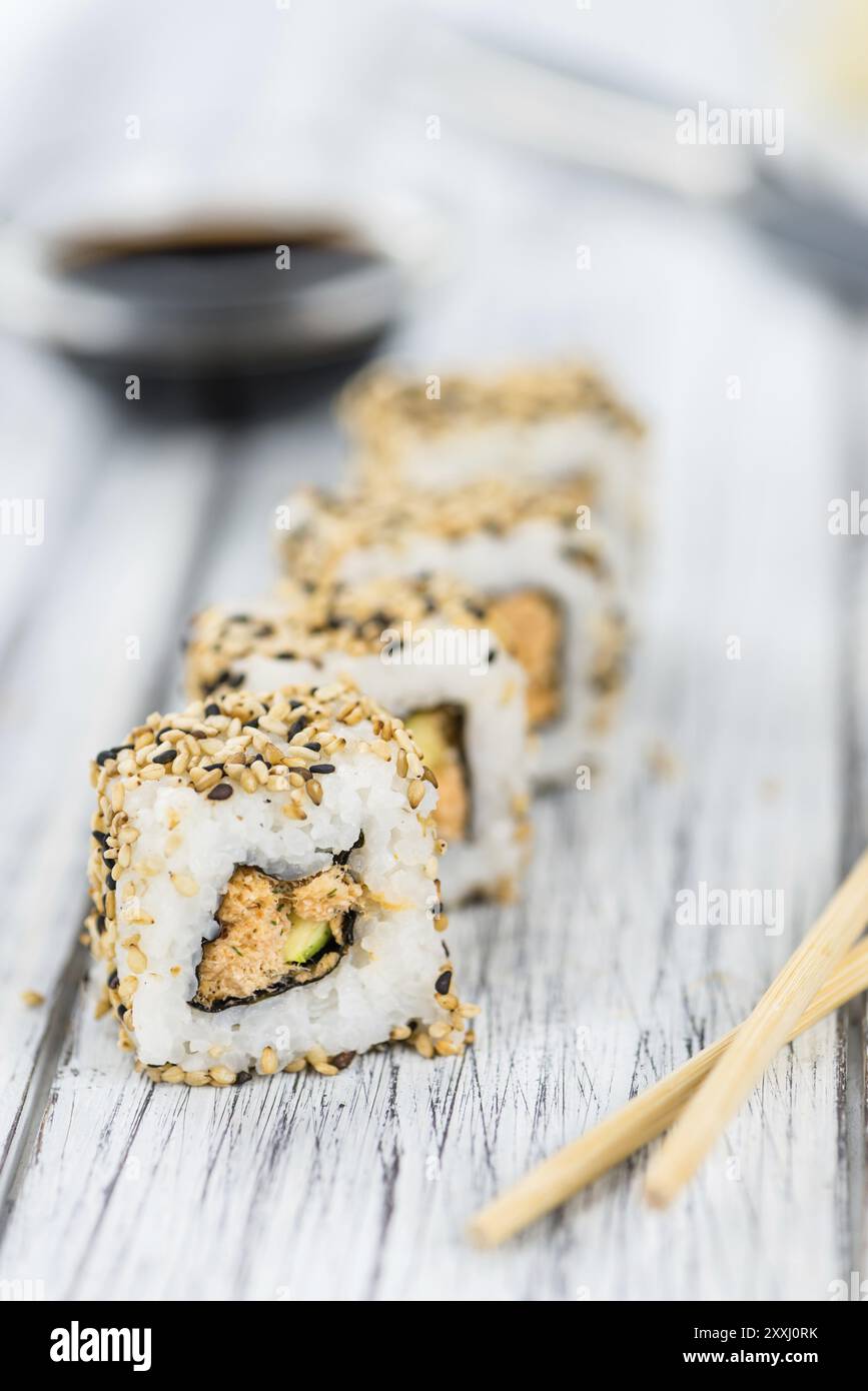 Sushi appena fatto (primo piano dettagliato, messa a fuoco selettiva) Foto Stock