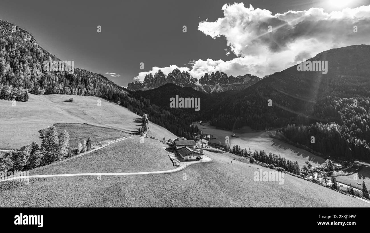 Fattoria e prati alpini, sullo sfondo le vette del gruppo Geisler, colpo di droni, bianco e nero, Sankt Magdalena, Villnoesstal, Dolomiti, Auto Foto Stock