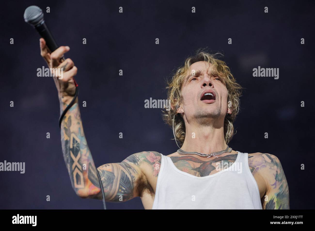 Lisbona, Portogallo. 25 agosto 2024. Justin Hawkins della rock band britannica, The Darkness, si esibisce sul palco il quarto giorno del festival musicale Vilar de Mouros, che si tiene tra il 21 e il 24 agosto 2024 nel nord del Portogallo. Credito: SOPA Images Limited/Alamy Live News Foto Stock