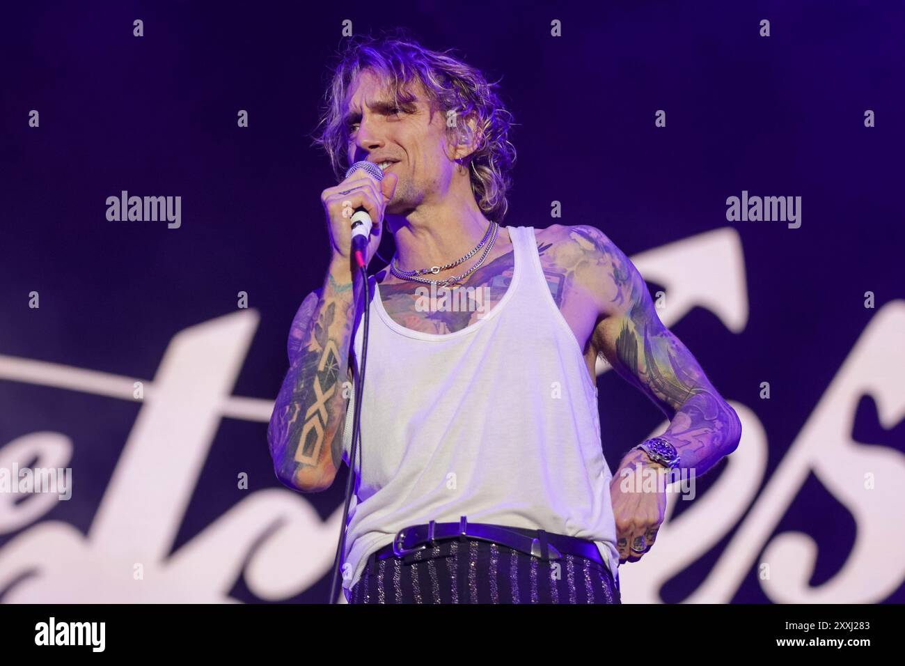 Lisbona, Portogallo. 25 agosto 2024. Justin Hawkins della rock band britannica, The Darkness, si esibisce sul palco il quarto giorno del festival musicale Vilar de Mouros, che si tiene tra il 21 e il 24 agosto 2024 nel nord del Portogallo. (Foto di Diogo Baptista/SOPA Images/Sipa USA) credito: SIPA USA/Alamy Live News Foto Stock