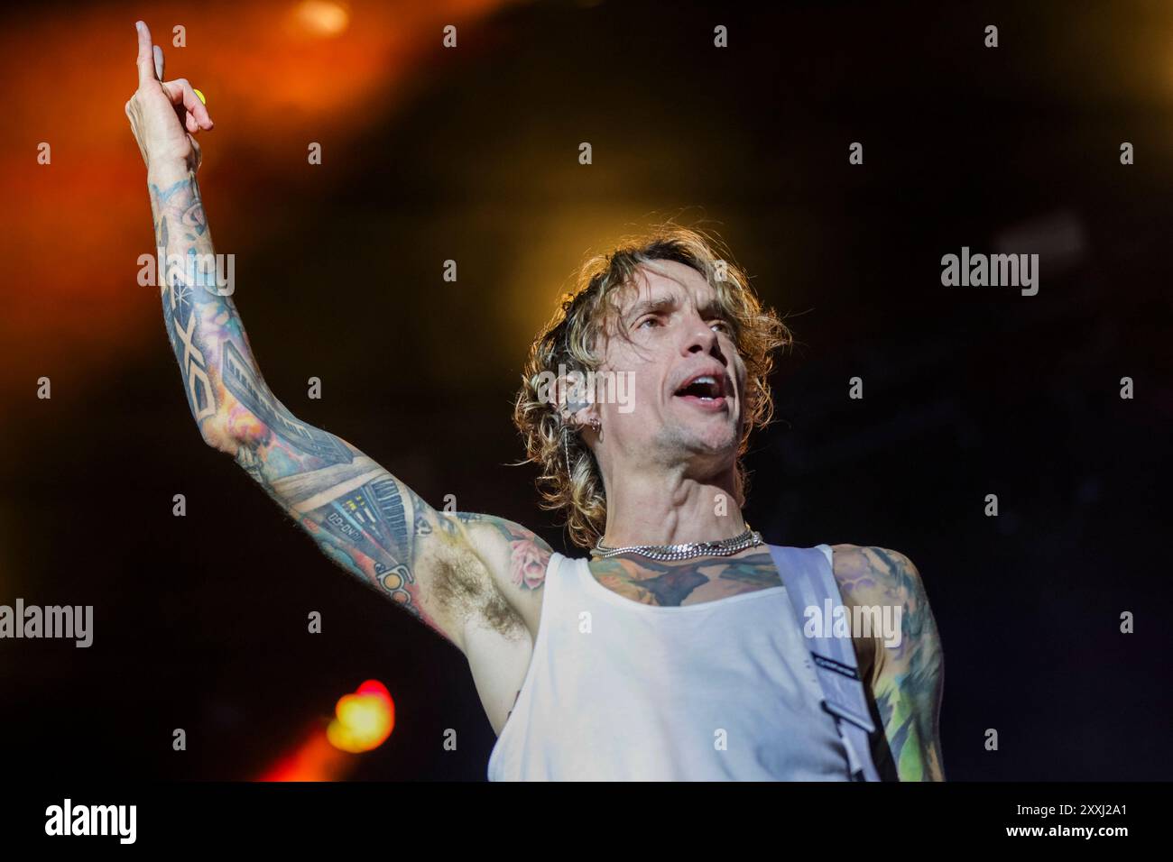 Lisbona, Portogallo. 25 agosto 2024. Justin Hawkins della rock band britannica, The Darkness, si esibisce sul palco il quarto giorno del festival musicale Vilar de Mouros, che si tiene tra il 21 e il 24 agosto 2024 nel nord del Portogallo. (Foto di Diogo Baptista/SOPA Images/Sipa USA) credito: SIPA USA/Alamy Live News Foto Stock