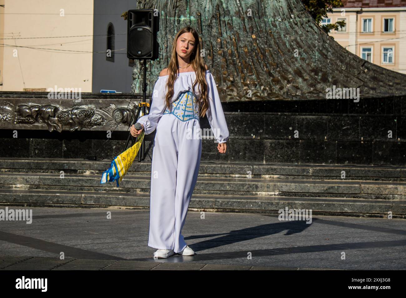 Leopoli, Ucraina, 24 agosto 2024 la cantante Karina Kryvenko si esibisce nel centro di Leopoli per celebrare il giorno dell'indipendenza. Foto Stock