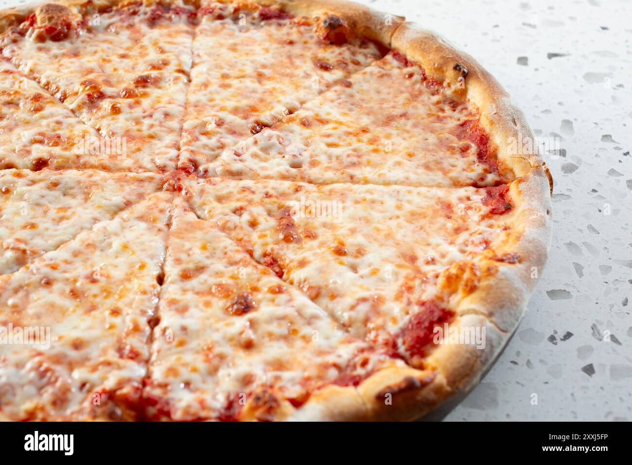 Vista su una torta di pizza rustica al formaggio. Foto Stock