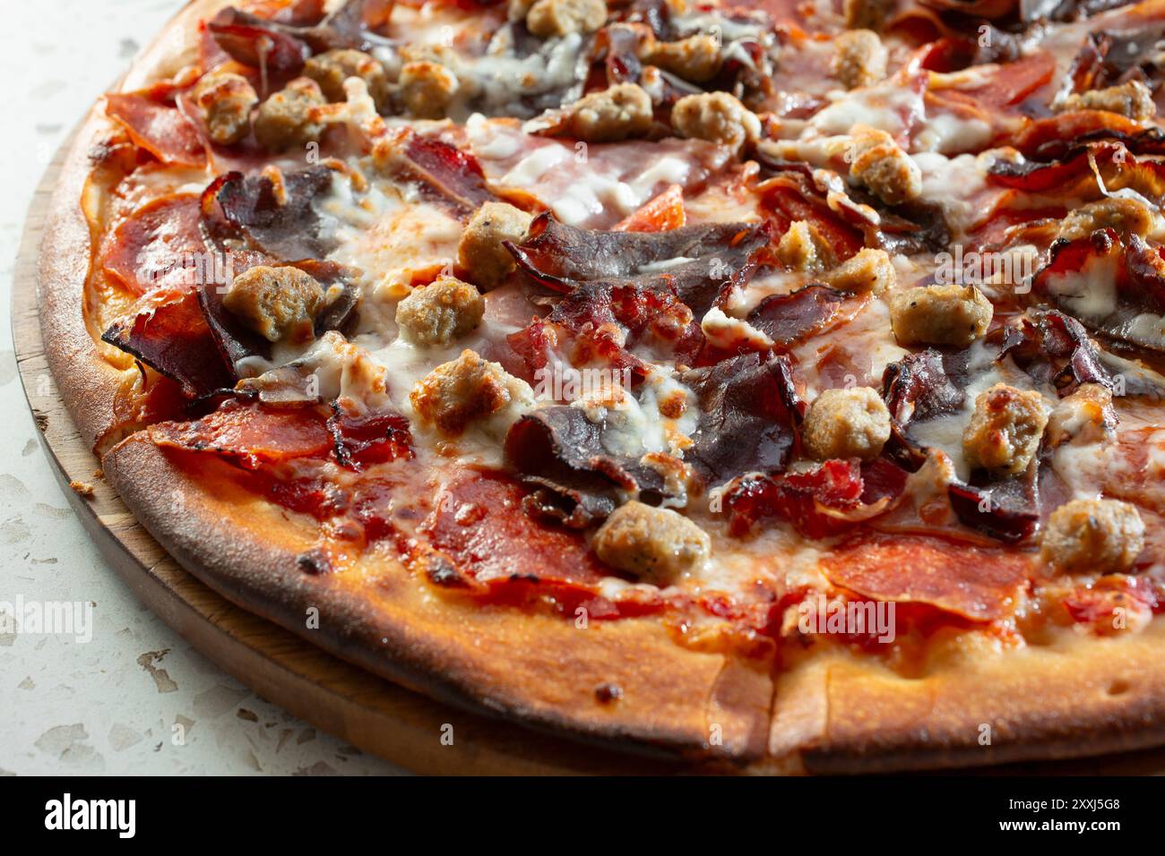 Vista di una pizza con farcitura di carne. Foto Stock