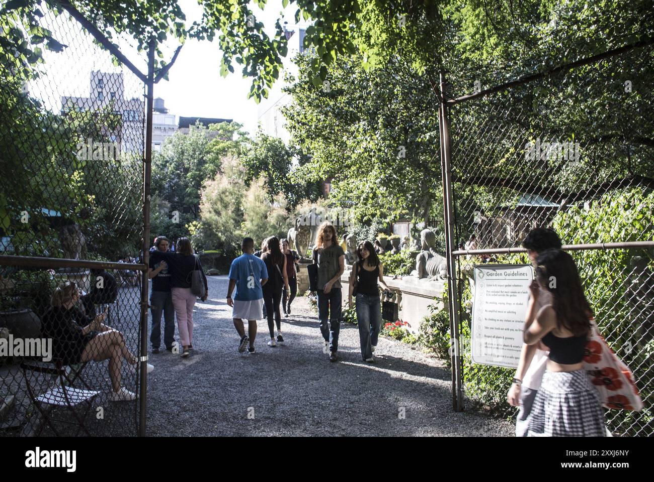 23 agosto 2024, New York City, New York, U. S: Elizabeth Street Garden. Il giudice dice che Elizabeth St. Garden di Nolita venga sfrattata. La gente del quartiere ha protestato. Hanno lanciato una campagna per la scrittura di lettere per chiedere al sindaco Adams di fermare questa azione e ha già ricevuto quasi 100.000 firme. Le celebrità Patti Smith, Robert DeNiro, Martin Scorcese e altri hanno aderito alla protesta. (Credit Image: © Billy Tompkins/ZUMA Press Wire) SOLO PER USO EDITORIALE! Non per USO commerciale! Foto Stock