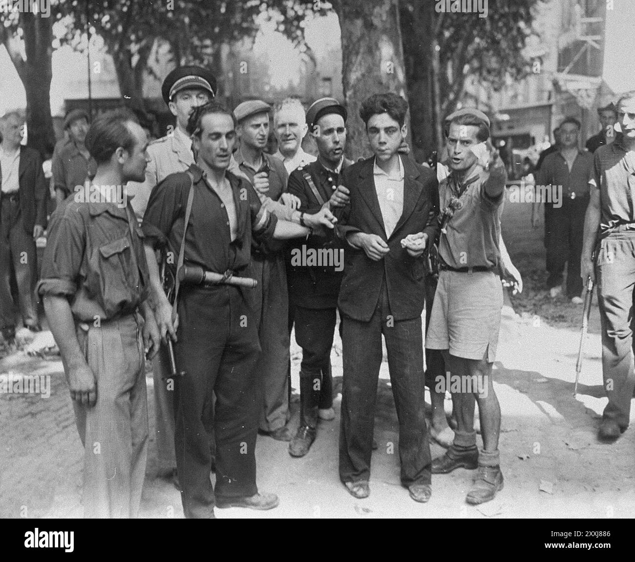 I membri della resistenza francese ad Aix-en-Provence sfilano un collaboratore battuto per le strade della città dopo la sua liberazione. La foto è datata 21 agosto 1944. Foto Stock