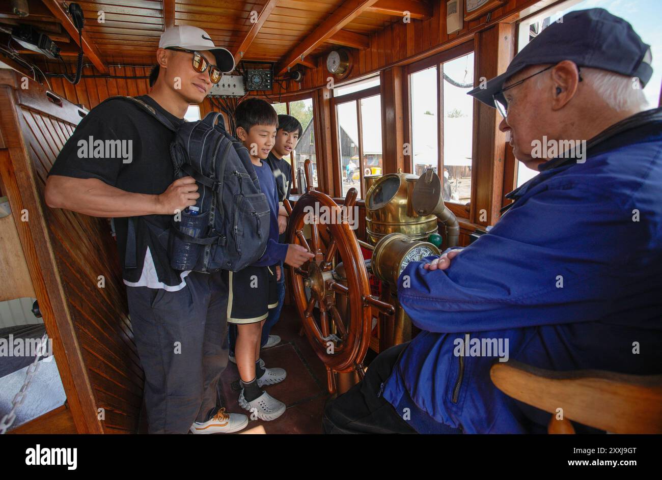 Richmond, Canada. 24 agosto 2024. Le persone visitano la cabina di pilotaggio di una nave durante il ventunesimo Festival marittimo di Richmond, British Columbia, Canada, 24 agosto 2024. L'evento di due giorni è iniziato qui sabato. Crediti: Liang Sen/Xinhua/Alamy Live News Foto Stock