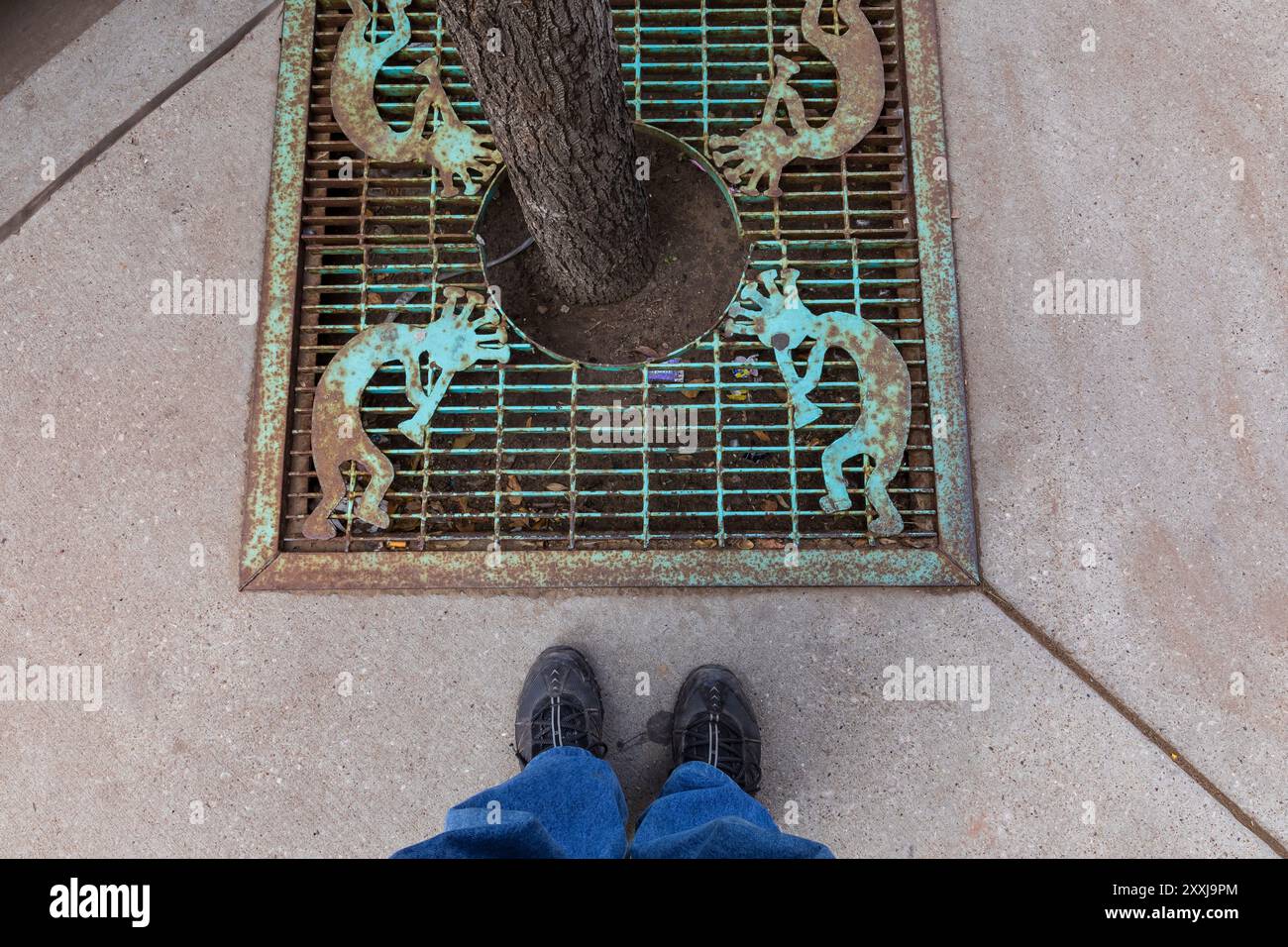 Kokopelli grate sul marciapiede lungo la Route 66 a Gallup, New Mexico, Stati Uniti [nessun rilascio di proprietà; solo licenze editoriali] Foto Stock