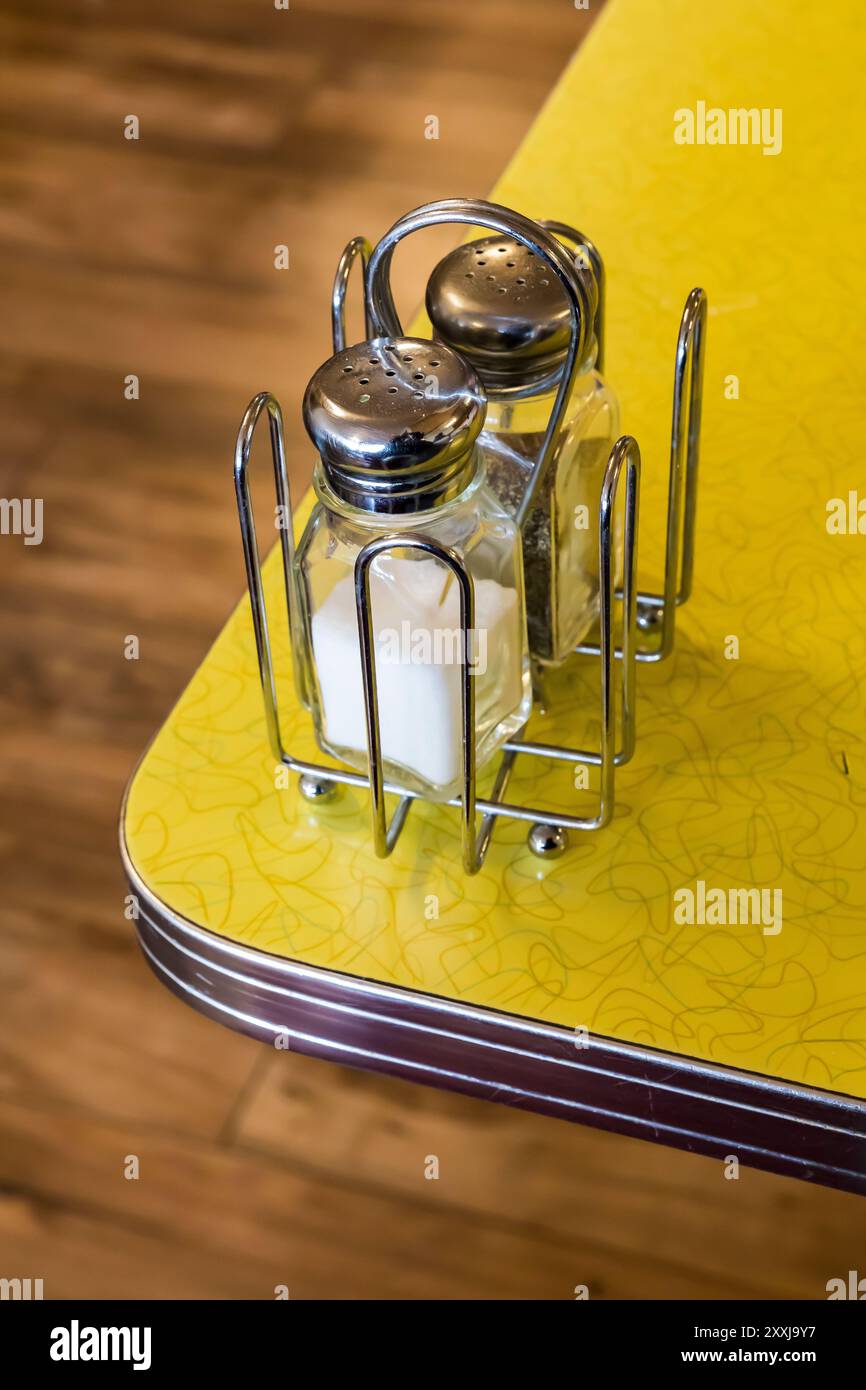 Formica Cafe Table con i classici agitatori di sale e pepe sulla Route 66 a Gallup, New Mexico, Stati Uniti [Nessuna pubblicazione di proprietà; solo licenze editoriali] Foto Stock