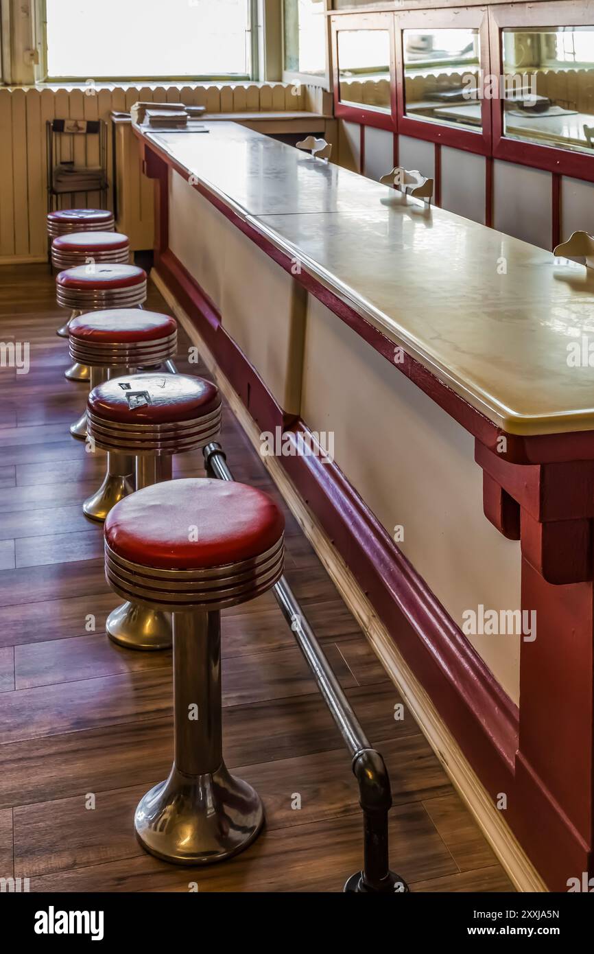 Sgabelli da banco in un bar sulla Route 66 a Gallup, New Mexico, Stati Uniti [Nessuna pubblicazione di proprietà; solo licenze editoriali] Foto Stock