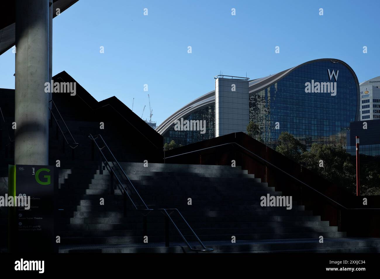 Luce riflessa soffocata che cade sulle dure strutture degli edifici di Darling Harbour, a Sydney, Australia Foto Stock