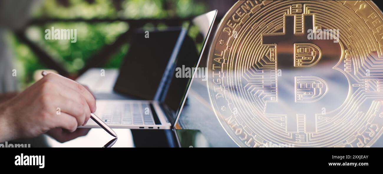 Criptovaluta Bitcoin con un uomo d'affari che lavora su un laptop a casa, doppia esposizione, stock business. Foto Stock