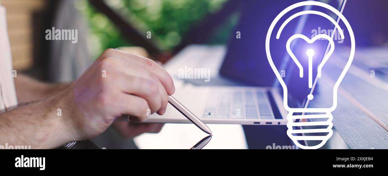 Un uomo d'affari utilizza un tablet con l'icona di una lampadina per implementare un'idea aziendale. Foto Stock