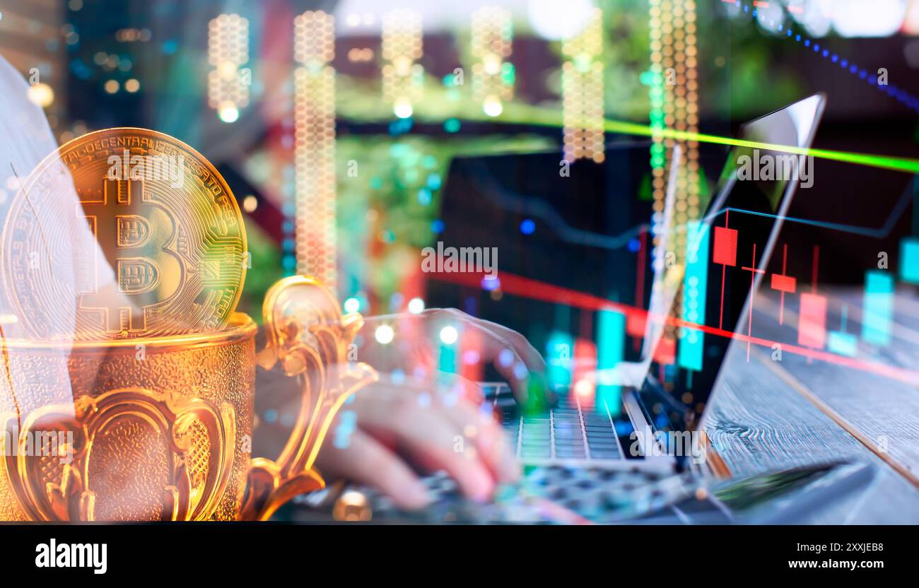 Criptovaluta Bitcoin con un uomo d'affari che lavora su un laptop a casa, doppia esposizione, stock business. Foto Stock