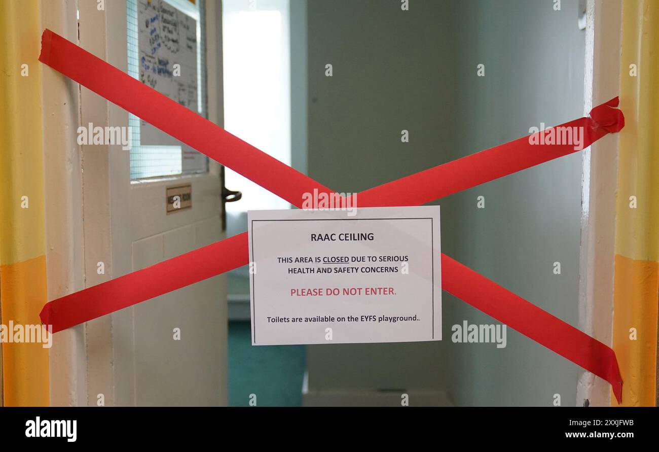 Foto del file datata 1/9/2023 di una sezione chiusa all'interno di una scuola interessata da calcestruzzo cellulare rinforzato autoclavato (Raac) inferiore allo standard. I liberali democratici scozzesi hanno chiesto un registro nazionale degli edifici con cemento armato autoclavato aerato (Raac), mentre sollecitano il governo per un aggiornamento sul numero di case del consiglio interessate. Data di pubblicazione: Domenica 25 agosto 2024. Foto Stock