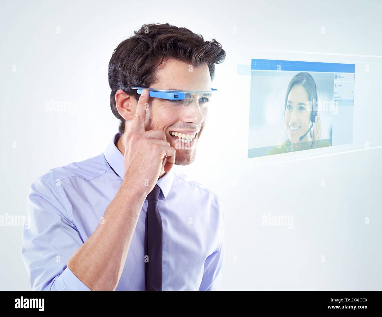 Uomo d'affari, occhiali intelligenti e ologramma per assistenza con l'agente del call center in studio. Tecnologia, comunicazione e realtà aumentata del futuro con Foto Stock
