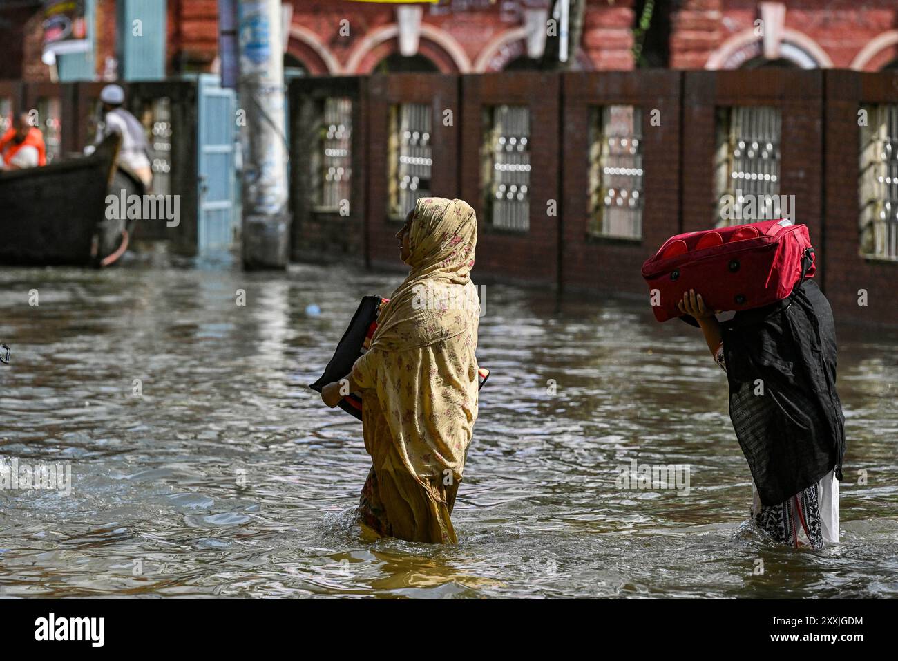 Dacca, Bangladesh. 24 agosto 2024. Le persone attraversano le acque alluvionali nel distretto di Feni nella divisione di Chittagong. Zona colpita dalle inondazioni nel distretto di Feni nella divisione di Chittagong, Bangladesh. (Foto di Zabed Hasnain Chowdhury/SOPA Images/Sipa USA) credito: SIPA USA/Alamy Live News Foto Stock