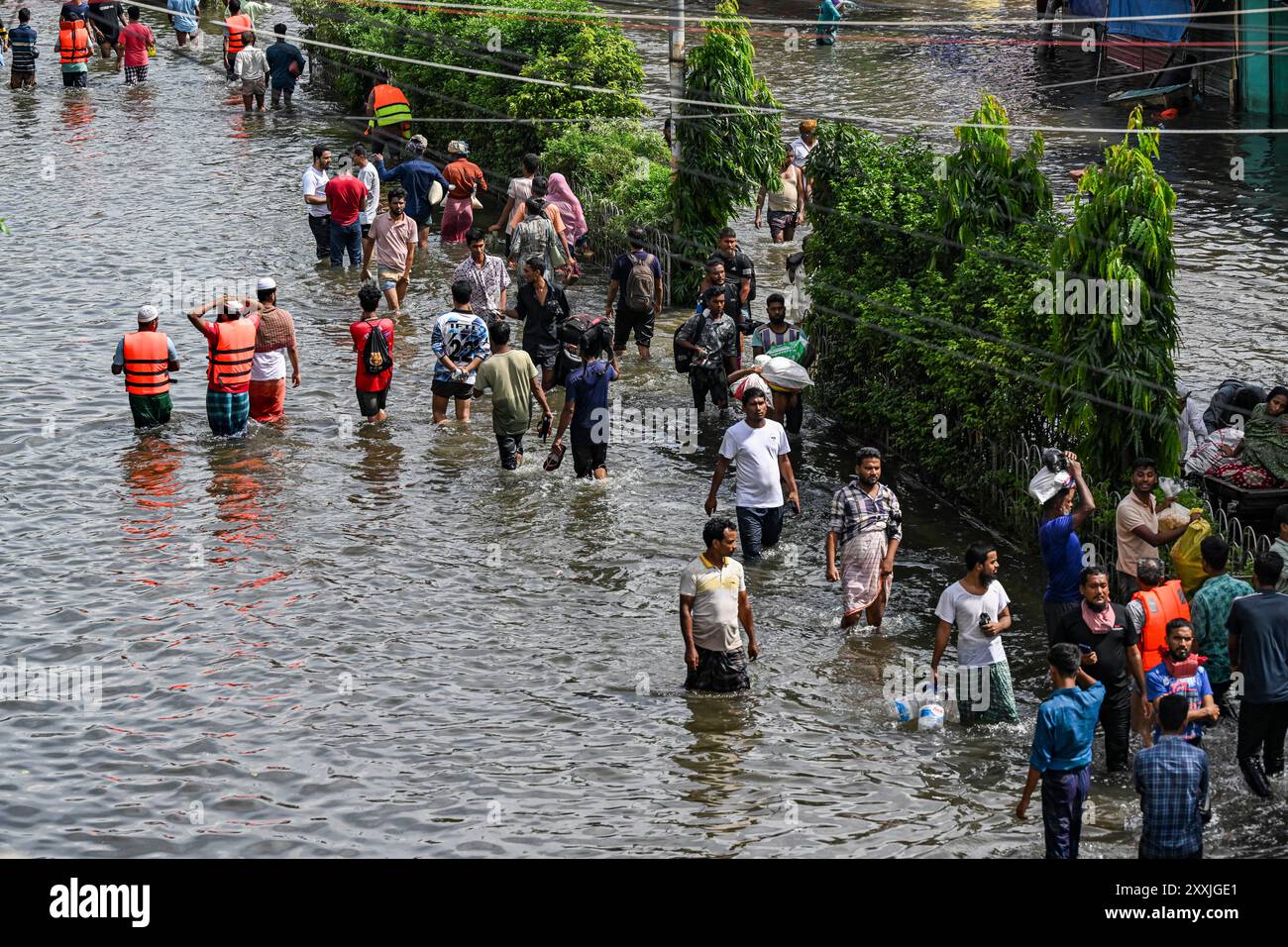 Dacca, Bangladesh. 24 agosto 2024. Le persone attraversano le acque alluvionali nel distretto di Feni nella divisione di Chittagong. Zona colpita dalle inondazioni nel distretto di Feni nella divisione di Chittagong, Bangladesh. (Foto di Zabed Hasnain Chowdhury/SOPA Images/Sipa USA) credito: SIPA USA/Alamy Live News Foto Stock
