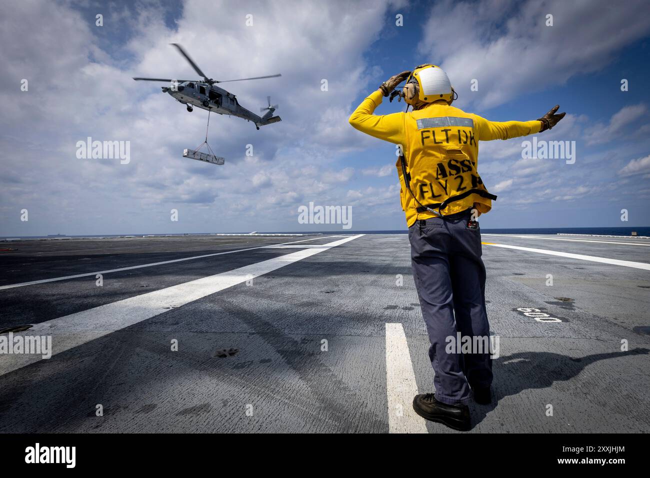 OCEANO ATLANTICO. (23 agosto 2024) Aviation Boatswain's Mate (Handling) 2nd Class Alexander Tate, da Parrotsville, Tennessee, segnali come un MH-60S Seah Foto Stock