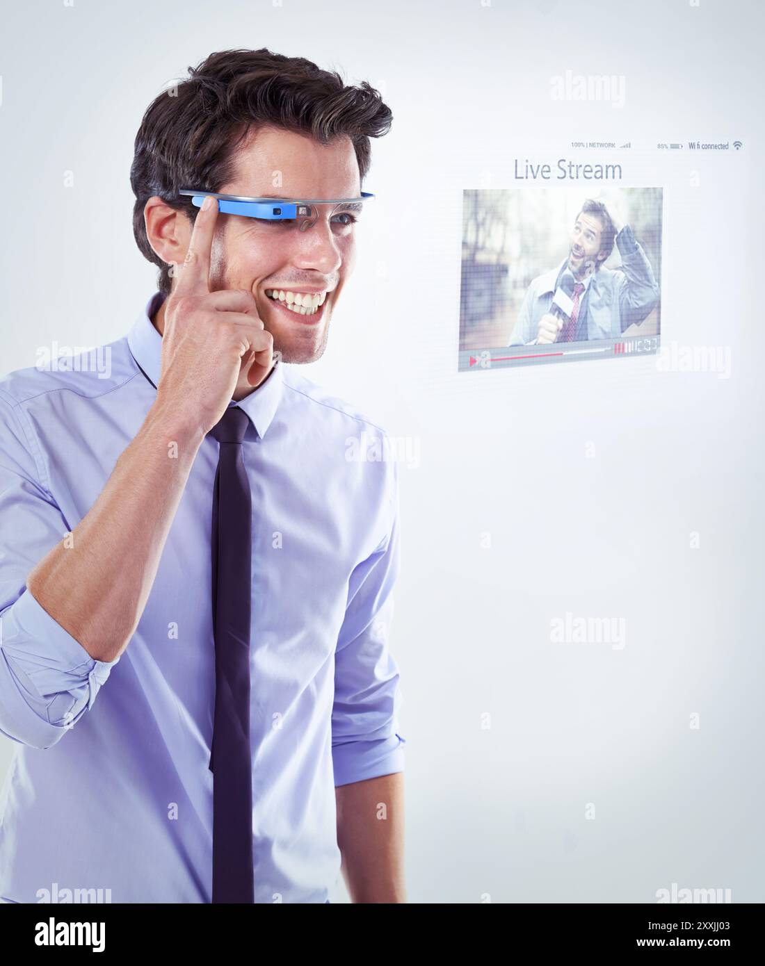 Uomo d'affari, occhiali intelligenti e ologramma 3d per notizie in diretta streaming in studio. Tecnologia, comunicazione o realtà aumentata del futuro da guardare Foto Stock