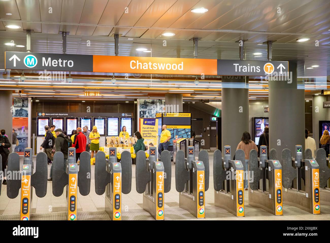 Interscambio Chatswood Transport per prendere i treni della metropolitana o dei treni pesanti di Sydney, le raccolte di fondi del Cancer Council, Sydney, NSW, Australia Foto Stock