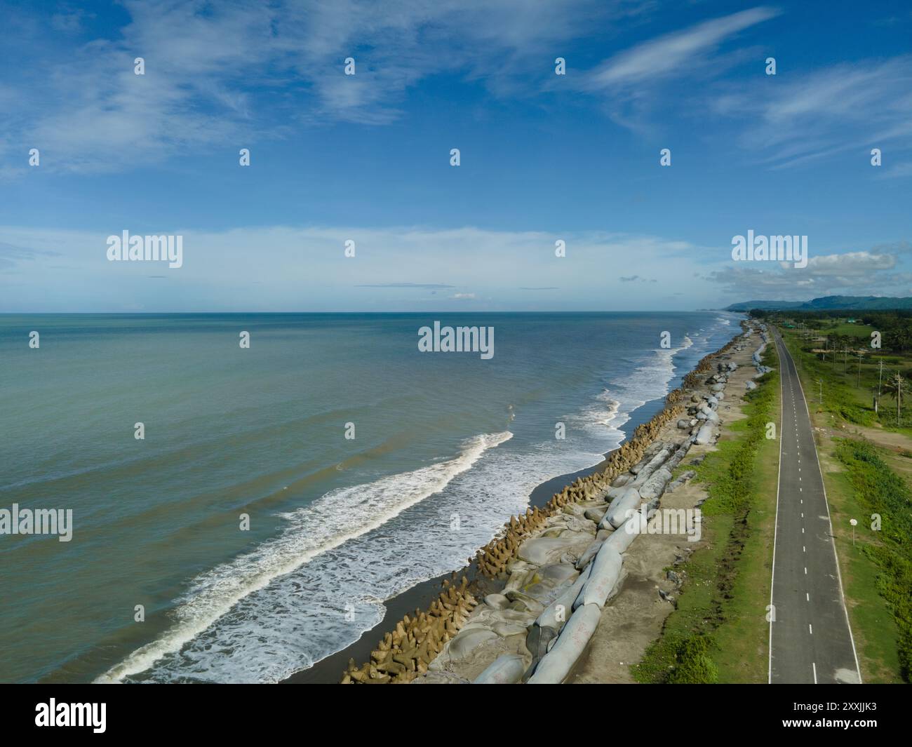 Veduta del Bazar Sea Beach di Cox - Scenic Aerial della iconica costa del Bangladesh Foto Stock