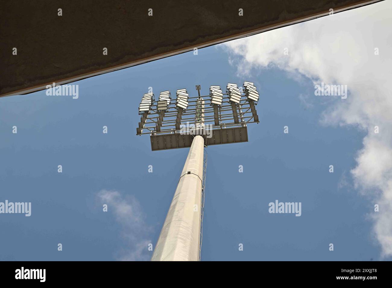 Cartagena Spagna, 20 agosto 2024, vista parziale dell'esterno dello stadio di calcio di Cartagena con bandiere e luci alluvionali Foto Stock