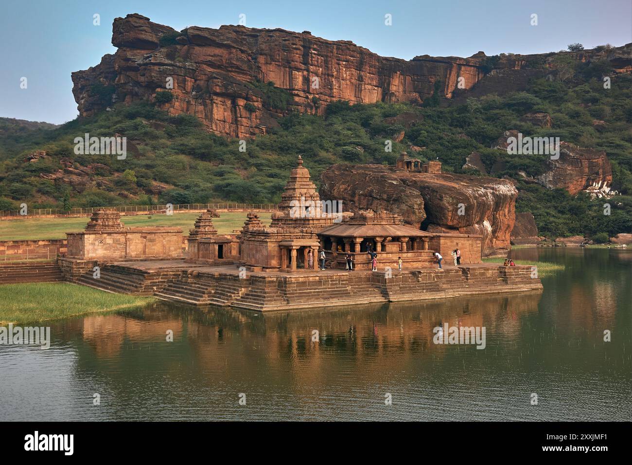 Templi indù Bhutanatha del lago Agastya a Badami, Karnataka, India. Foto Stock