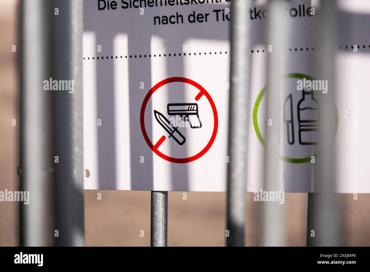 Piktogramm mit Messer und Waffenverbot bei einer Veranstaltung in Düsseldorf, Deutschland Düsseldorf Nordrhein-Westfalen Deutschland *** spirito pittogramma Foto Stock