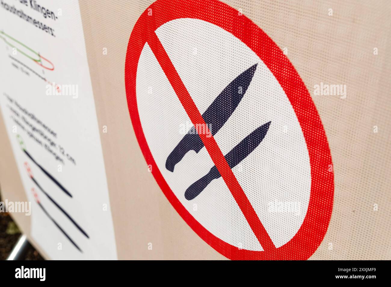 Piktogramm mit Messer und Waffenverbot bei einer Veranstaltung in Düsseldorf, Deutschland Düsseldorf Nordrhein-Westfalen Deutschland *** spirito pittogramma Foto Stock