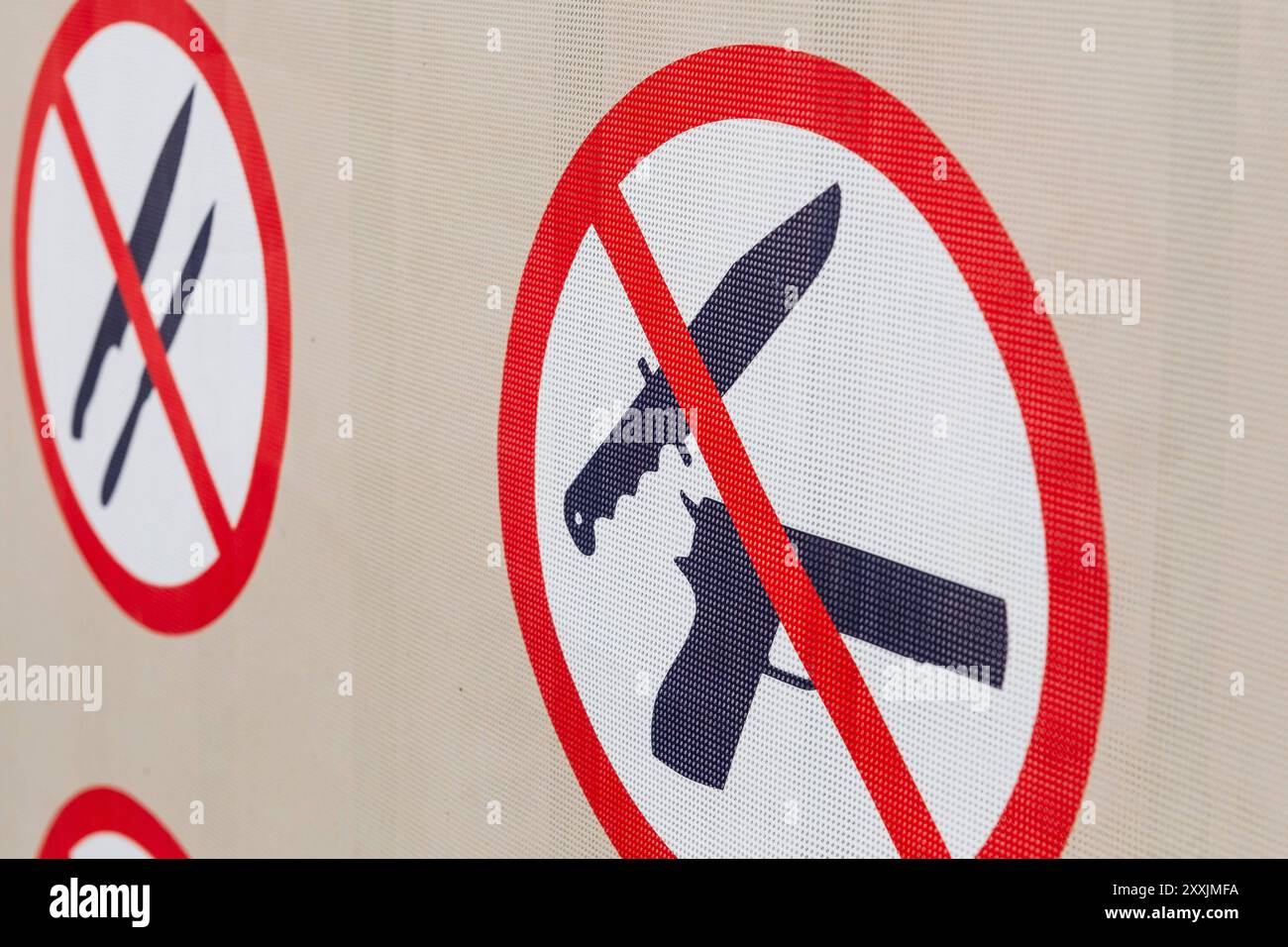 Piktogramm mit Messer und Waffenverbot bei einer Veranstaltung in Düsseldorf, Deutschland Düsseldorf Nordrhein-Westfalen Deutschland *** spirito pittogramma Foto Stock